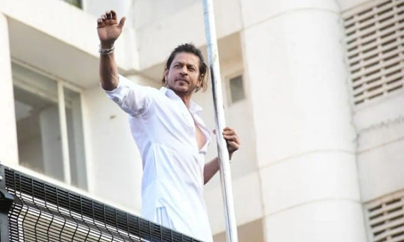 شاہ رخ خان کی  اپنے گھر منت کی بالکونی سے مداحوں کو عید کی مبارکباد