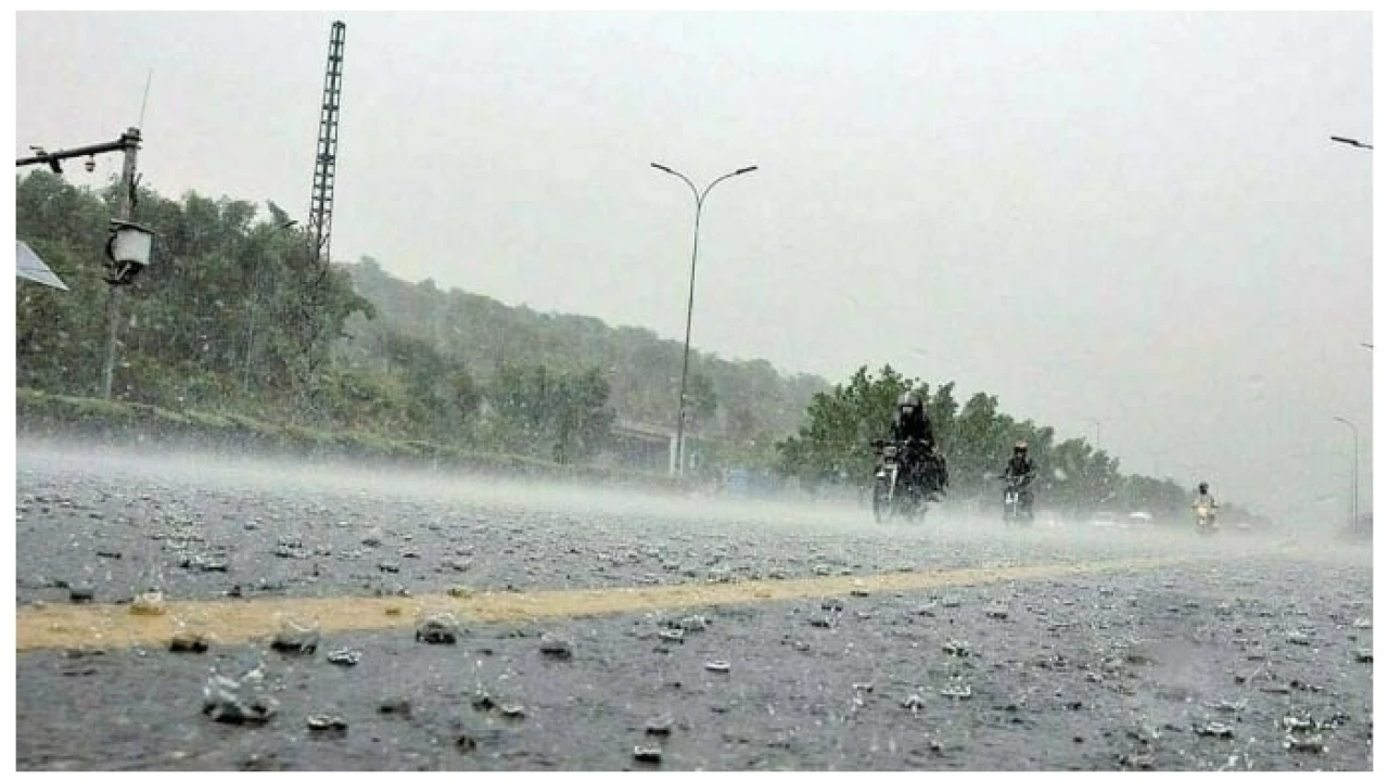 Thunderstorm with heavy rain forecast in Karachi