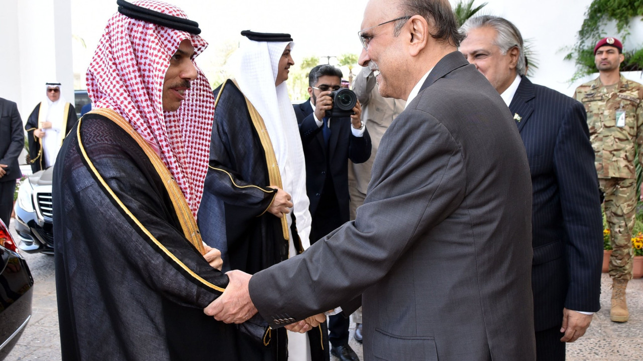 صدر مملکت سے سعودی وزیر خارجہ کی  ملاقات،  اقتصادی تعاون کے عزم کا اعادہ