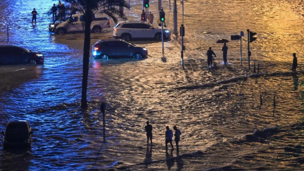 متحدہ عرب امارات  میں شدید بارشوں نے تباہی مچا دی، متعدد پروازیں معطل