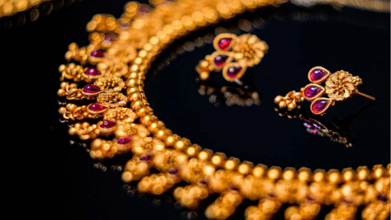 Gold price high by Rs2200 per tola in Pakistan 
