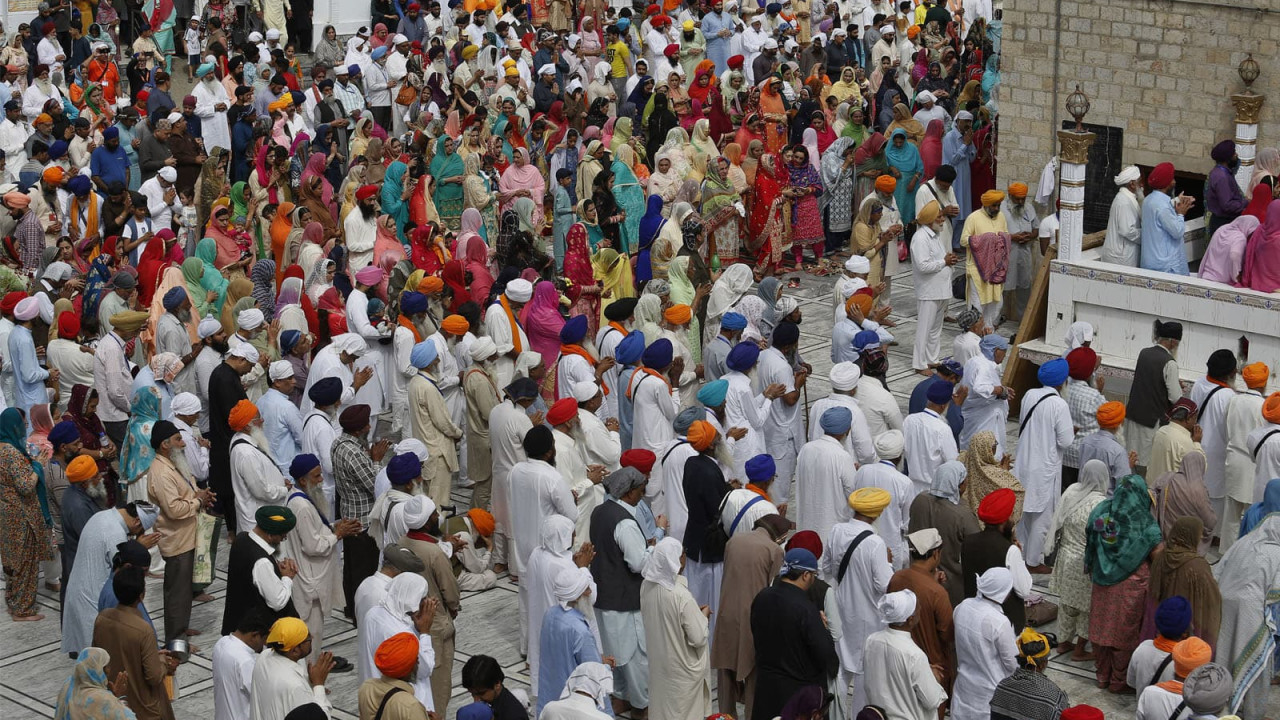 بیساکھی کے تہوار کیلئے سکھ برادری کی  کرتار  پور آمد
