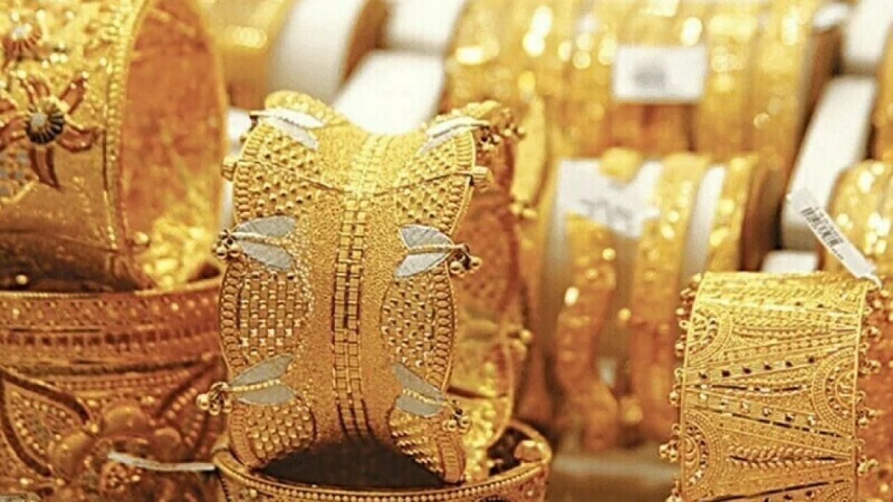 Gold price falls by Rs3500 per tola