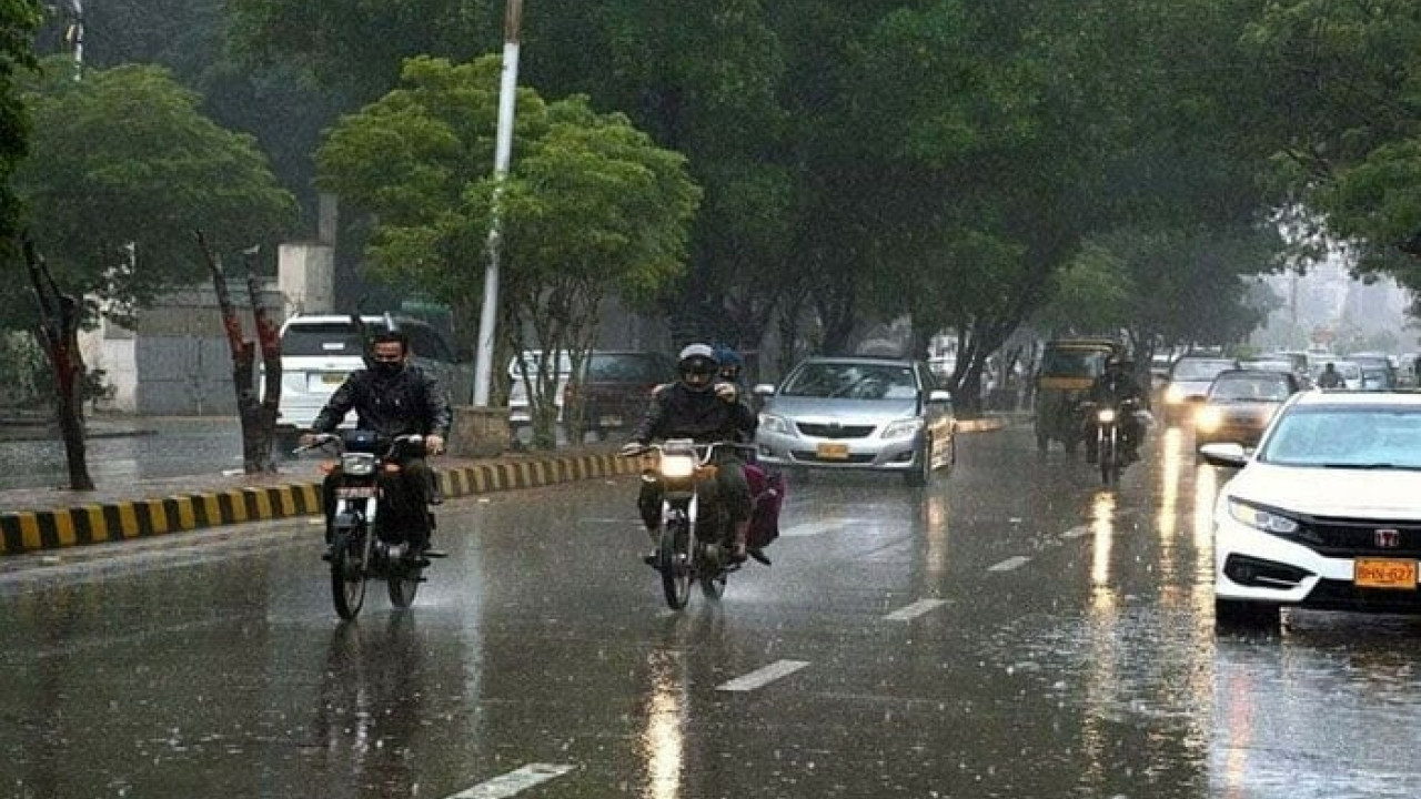 لاہور سمیت پنجاب کے مختلف علاقوں میں گرج چمک کیساتھ بارش