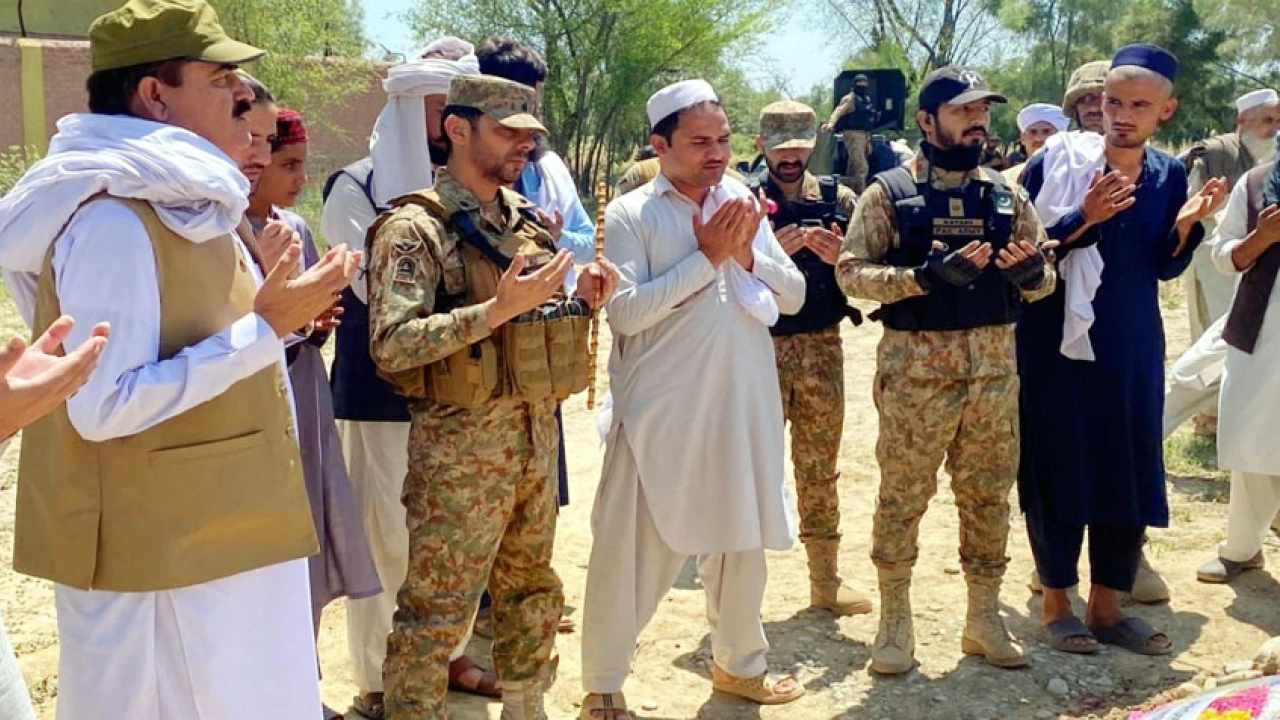 Senior commanders meet families of martyred customs officials
