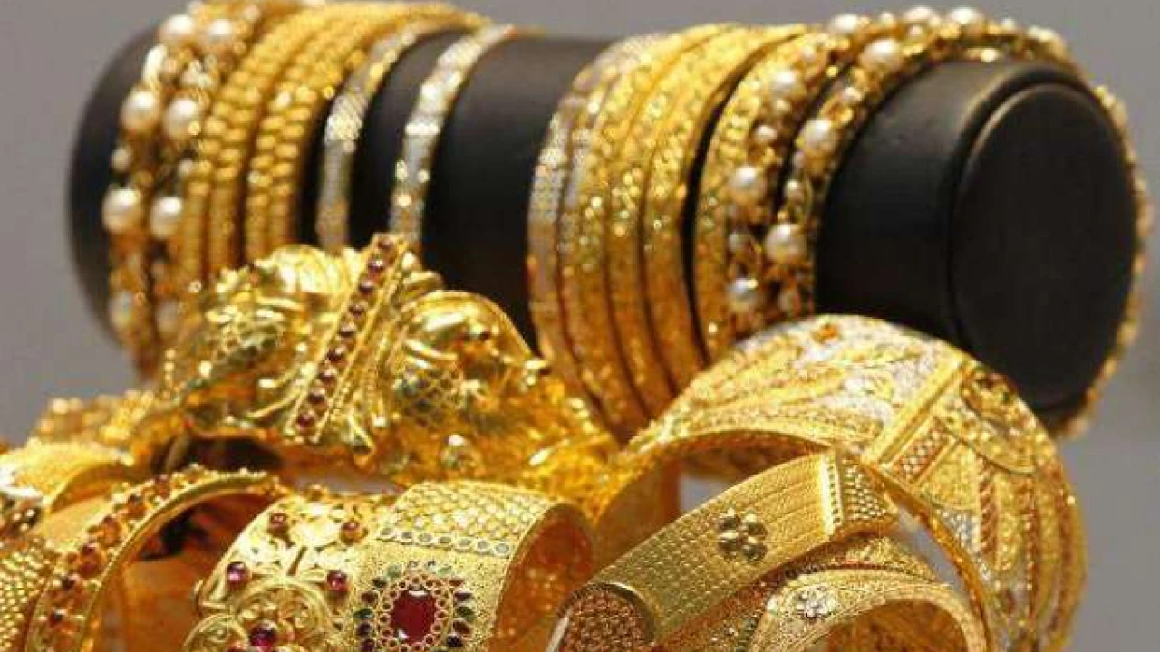 Gold price in Pakistan plummets Rs1,600 per tola