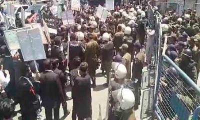 وکلاء کا مطالبات کے حق میں احتجاج، پولیس کی جانب سے آنسو گیس شیلنگ