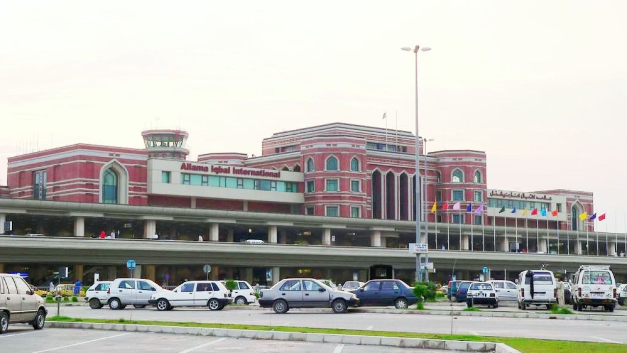 لاہور ایئرپورٹ پر اچانک آتشزدگی، امیگریشن سسٹم تباہ