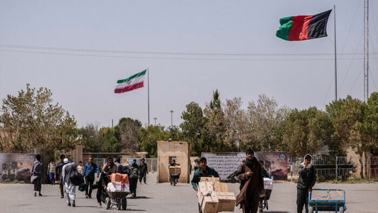 ایران نے غیر قانونی افغان شہریوں کو ملک بدر کرنا شروع کردیا