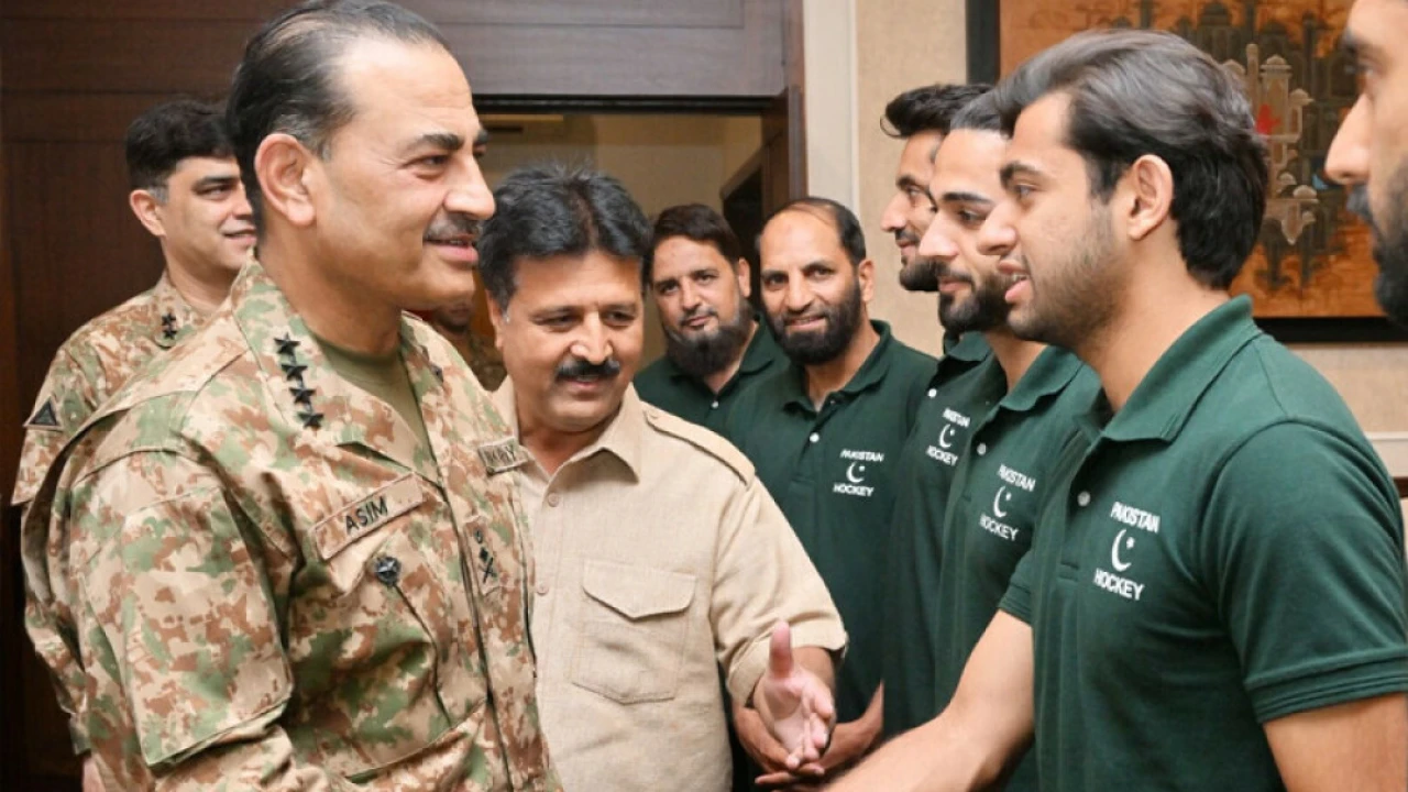 Army chief lauds Pakistan hockey team for outstanding performance