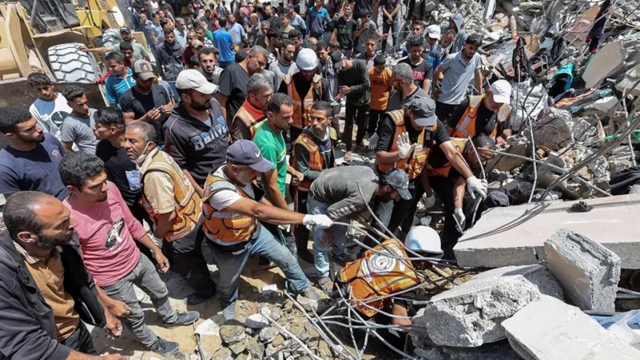غزہ: پناہ گزین کیمپ میں رہائشی مکانات پر اسرائیلی بمباری،20 فلسطینی جاں بحق
