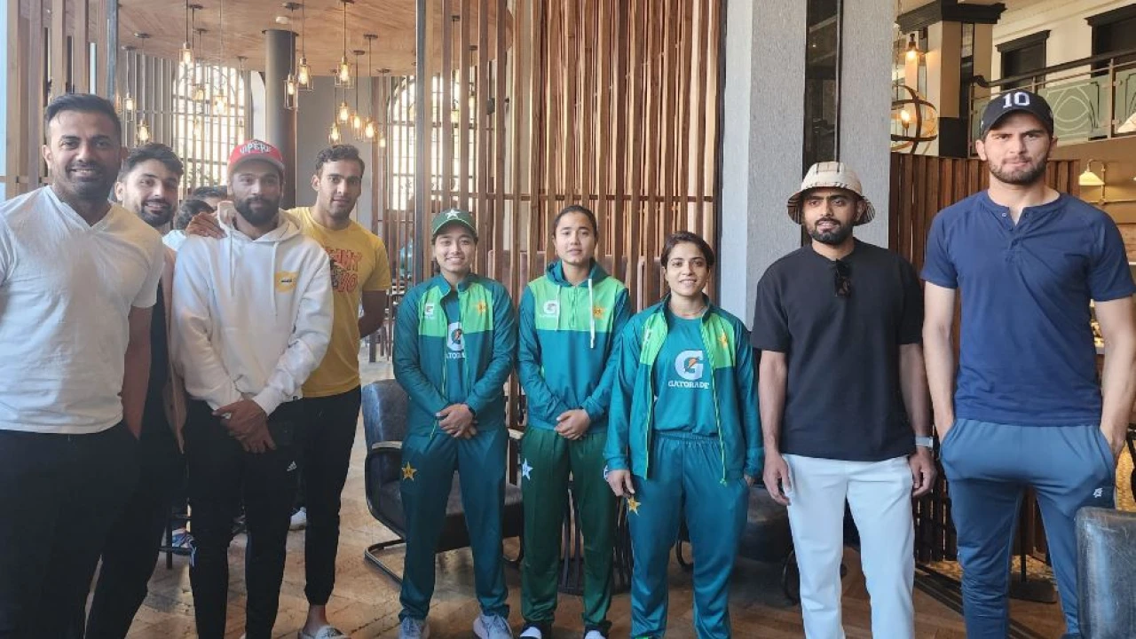 Pakistan Men's cricket team meets with women's team in Leeds