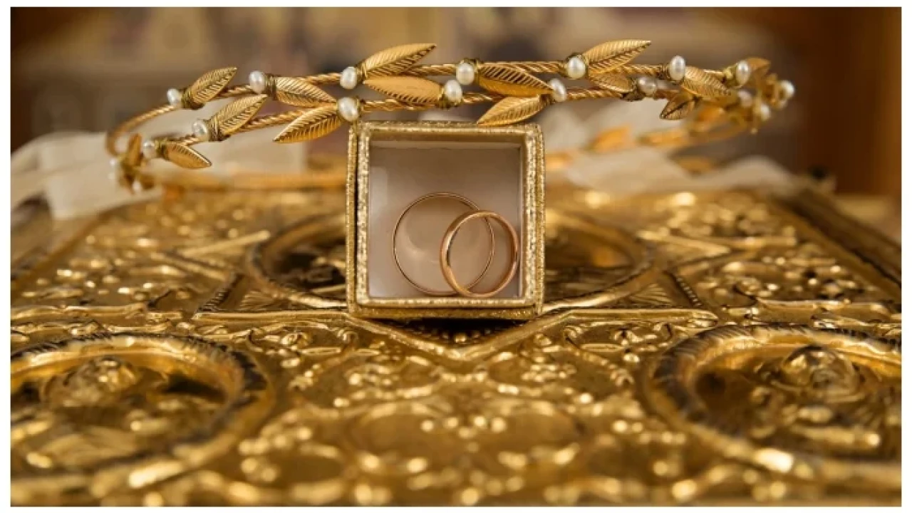 Gold price drops by Rs1,900 per tola across country