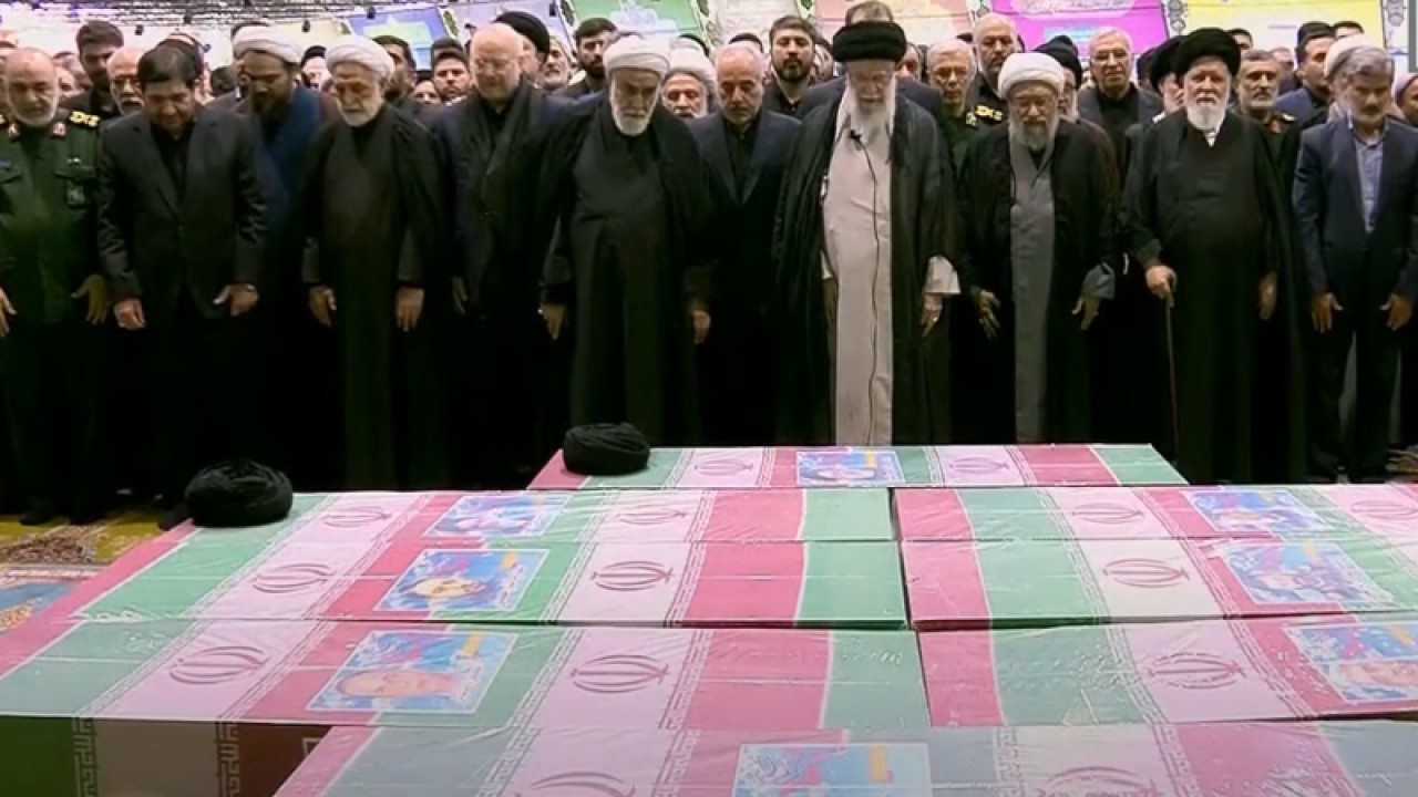 ایرانی صدر ابراہیم رئیسی کی نمازِ جنازہ ادا ، ہزاروں افراد کی شرکت