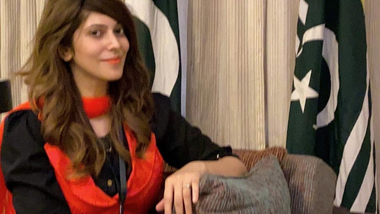 یونان میں خاتون صحافی پاکستانی پرچم لہرانے کے الزام میں گرفتار