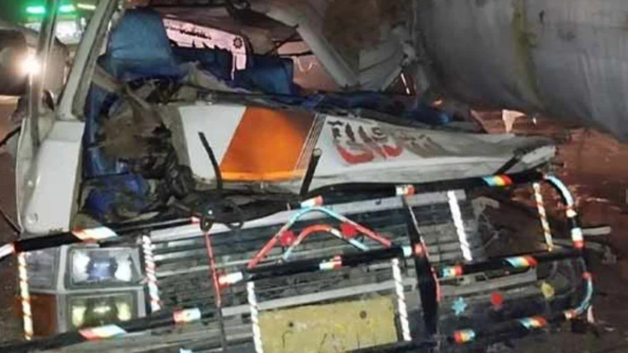 کوٹ ادو: ٹرک اور وین میں تصادم ، ایک ہی خاندان کے 11 افراد جاں بحق