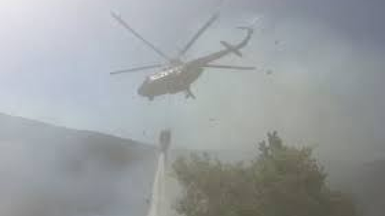 مارگلہ کی پہاڑیوں میں لگی  آگ  پر قابو پانے کےلئے پاک آرمی کے ہیلی کاپٹرز کا ریسکیو آپریشن