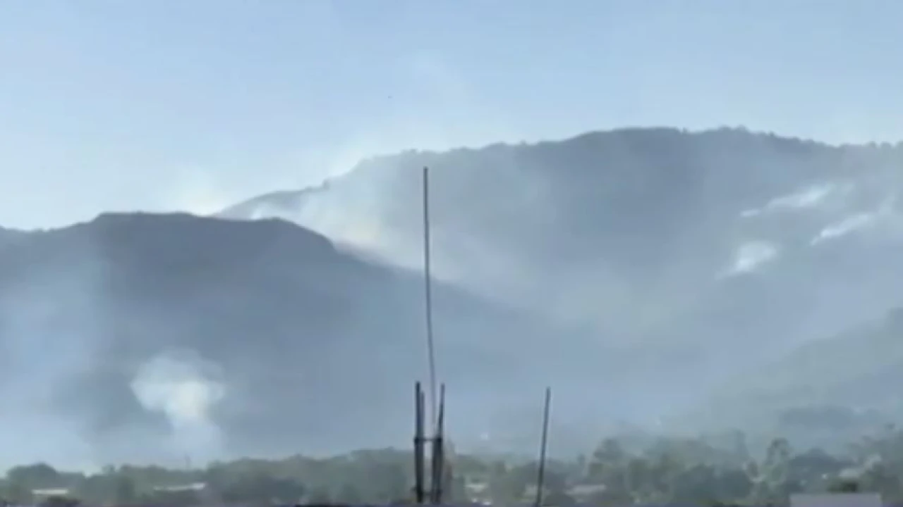Pakistan Army helicopters struggling to extinguish Margalla Hills fire