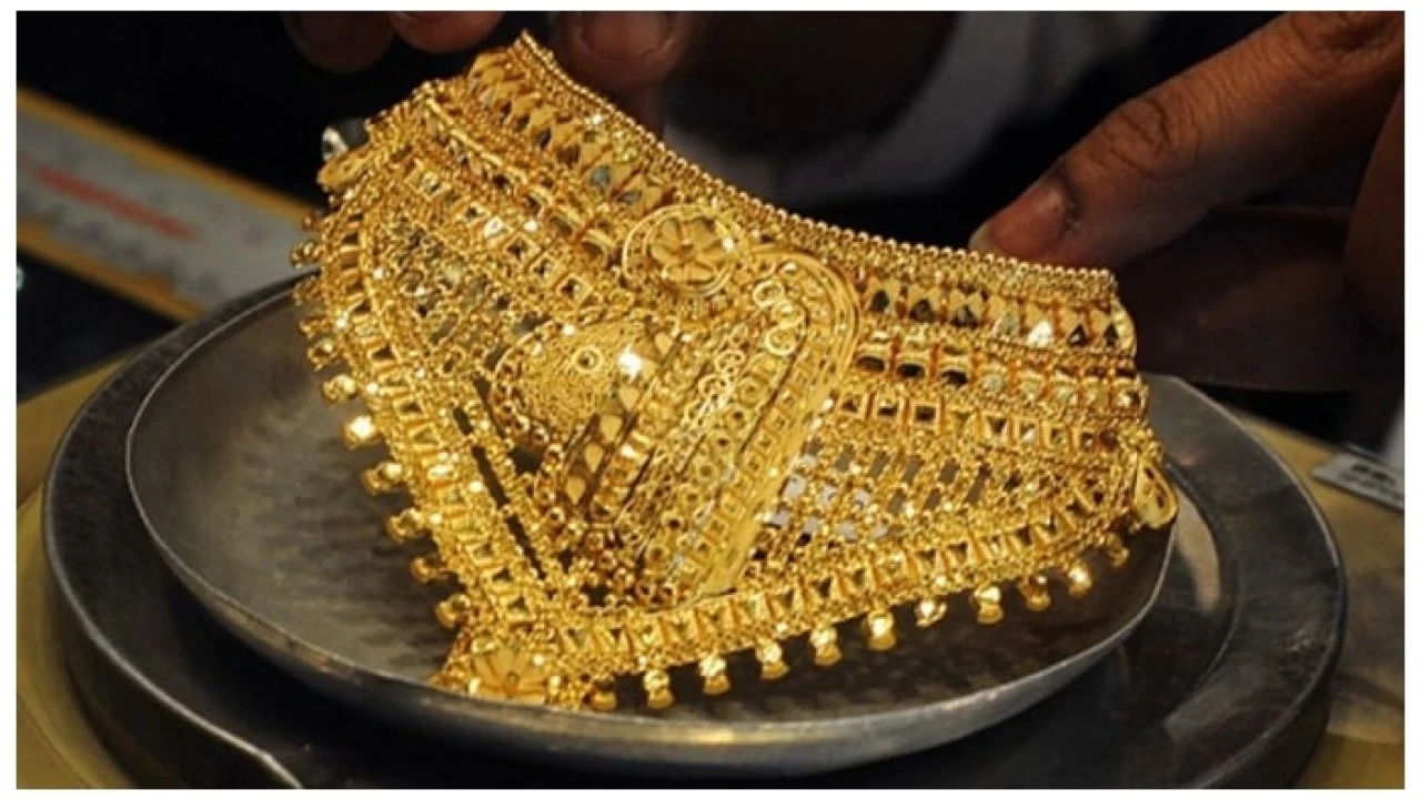 Gold price surges by Rs2400 per tola in Pakistan