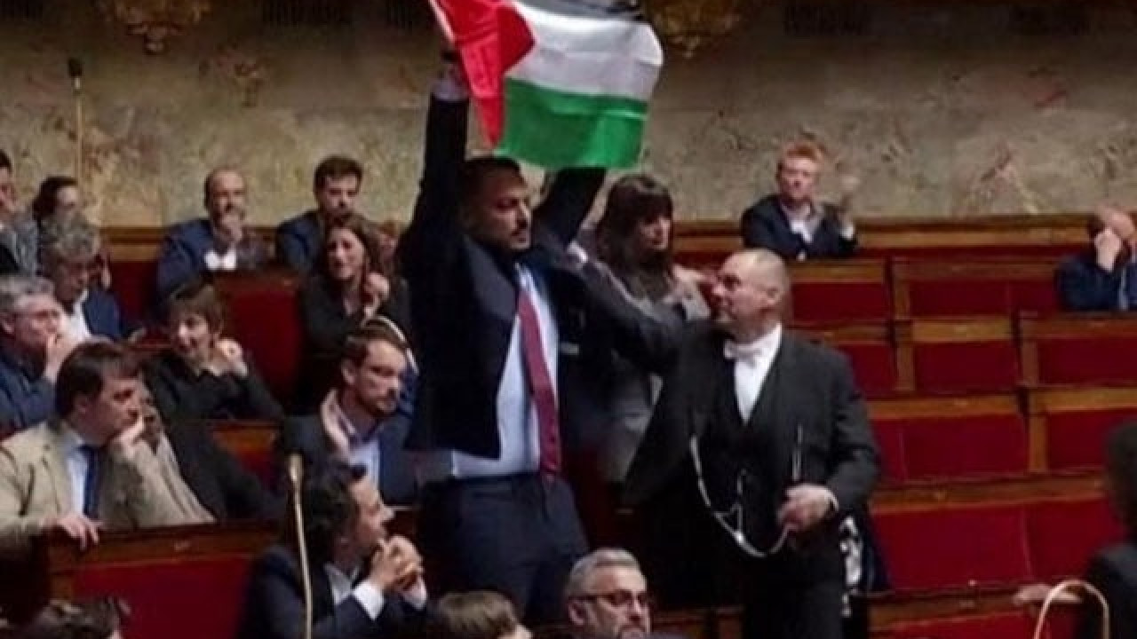 فرانس کی قانون ساز اسمبلی میں فلسطینی پرچم لہرانے سے رکن کی رکنیت معطل