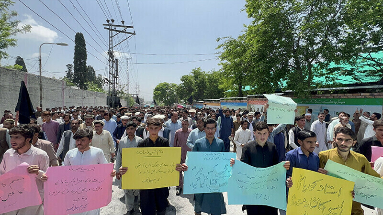 پنجاب اسمبلی کے سامنے  اساتذہ و ملازمین کا شدید احتجاج