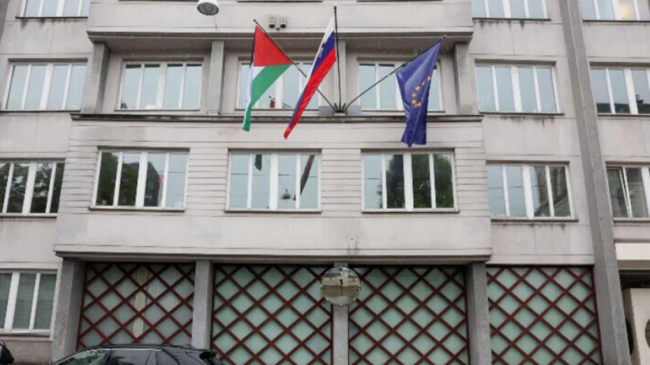 سلووینیا نے بھی یورپی یونین  کے جھنڈو ں کے ساتھ فلسطین کا پرچم لہراد یا