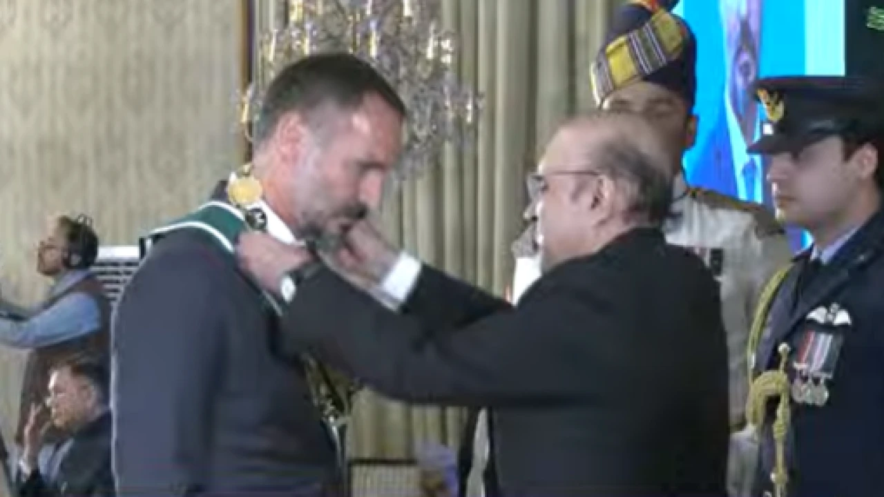 President Zardari confers Nishan-i-Pakistan award on Prince Rahim Aga Khan