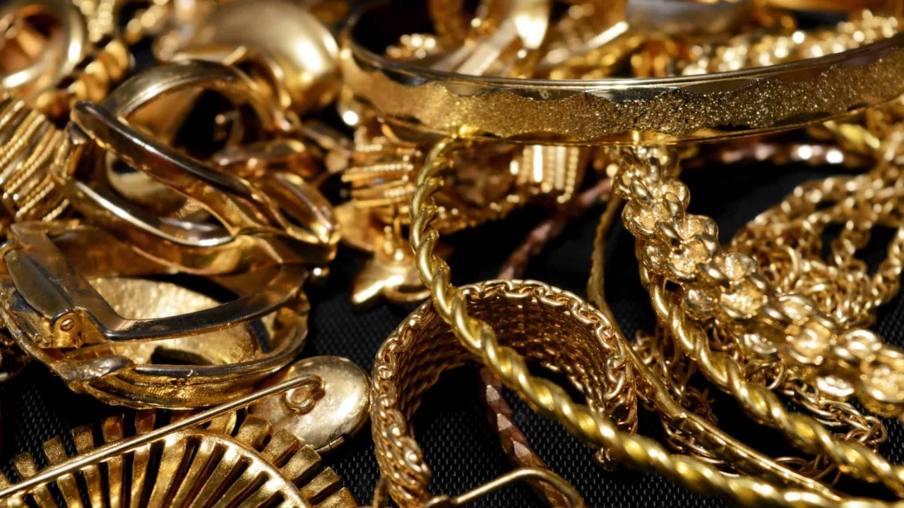 Gold price soars Rs1,900 per tola in Pakistan