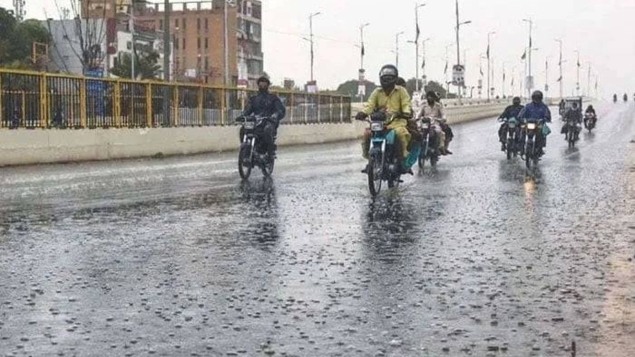 لاہور سمیت دیگر شہروں میں بارش سے گرمی کا زور ٹوٹ گیا، موسم خوشگوار