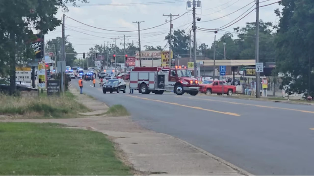 Three killed, 10 wounded in Arkansas supermarket shooting