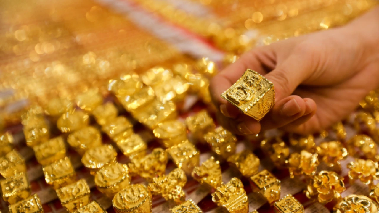 Gold price plummets Rs1,400 per tola in Pakistan