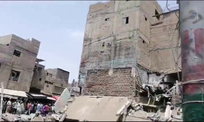 کراچی میں لیاقت آباد کے علاقے میں کھدائی کے دوران عمارت گر گئی