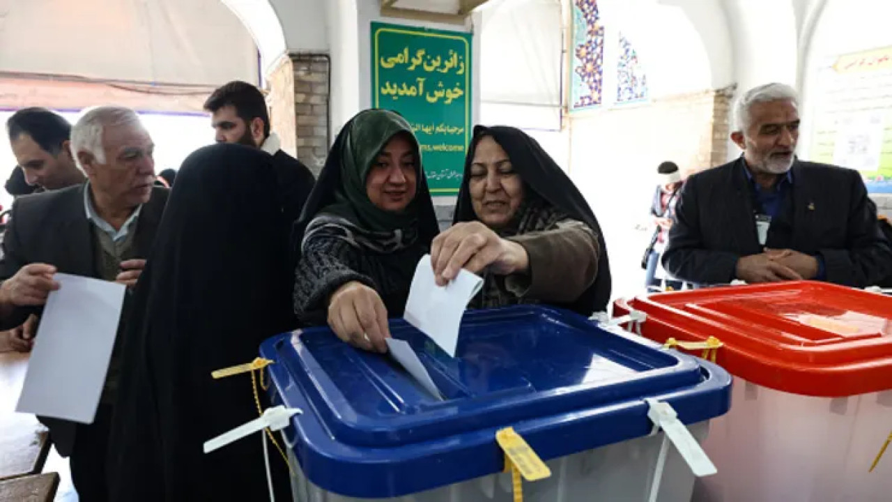 ایران میں نئے صدر کے انتخاب کیلئے پولنگ  جاری