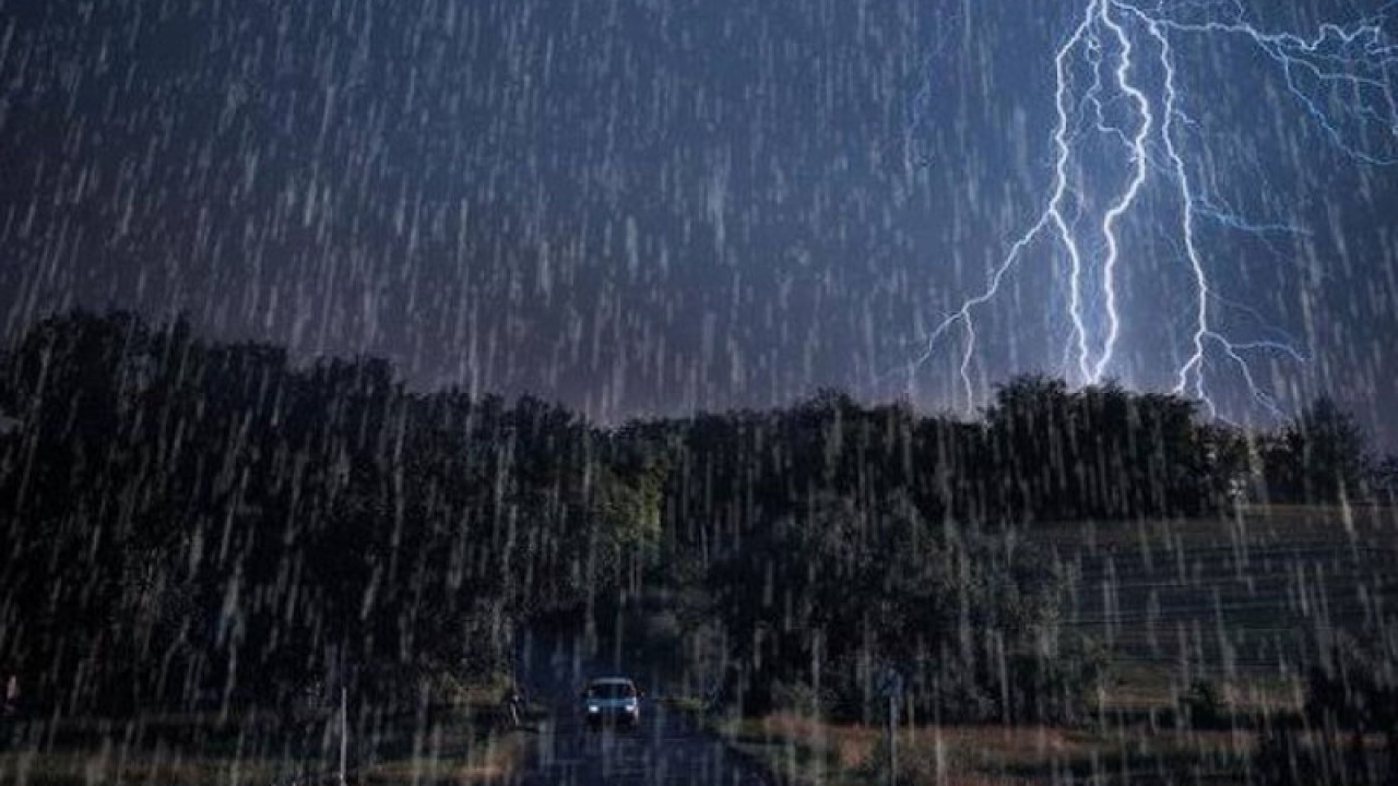 آئندہ چوبیس گھنٹوں میں ملک میں طوفانی بارشوں کا امکان 