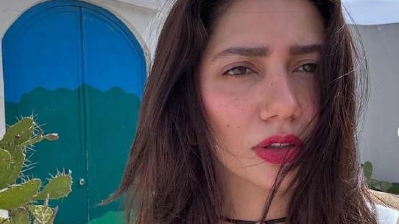 Mahira Khan storms into social media by heart-touching attire