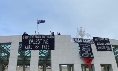 آسٹریلین پارلیمنٹ کی چھت پر فلسطین کے حق میں بینرز آویزاں
