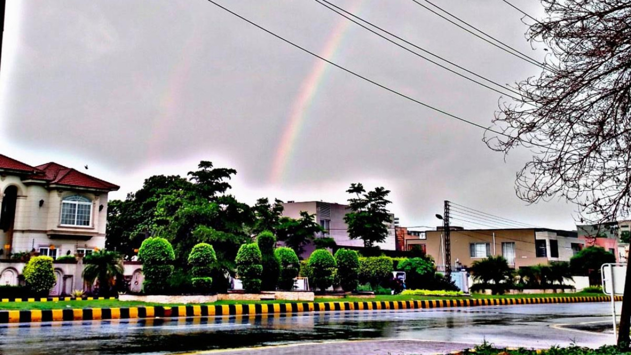 لاہور سمیت پنجاب کے مختلف شہروں میں بارش سے موسم خوشگوار