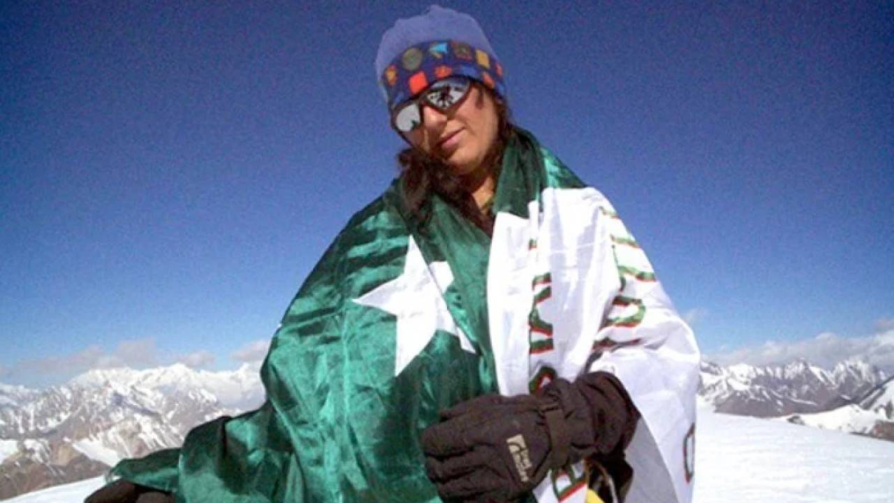 پاک فوج نے کےٹو بیس کیمپ سے پاکستانی کوہ پیما ثمینہ بیگ کو ریسکیو  کرلیا
