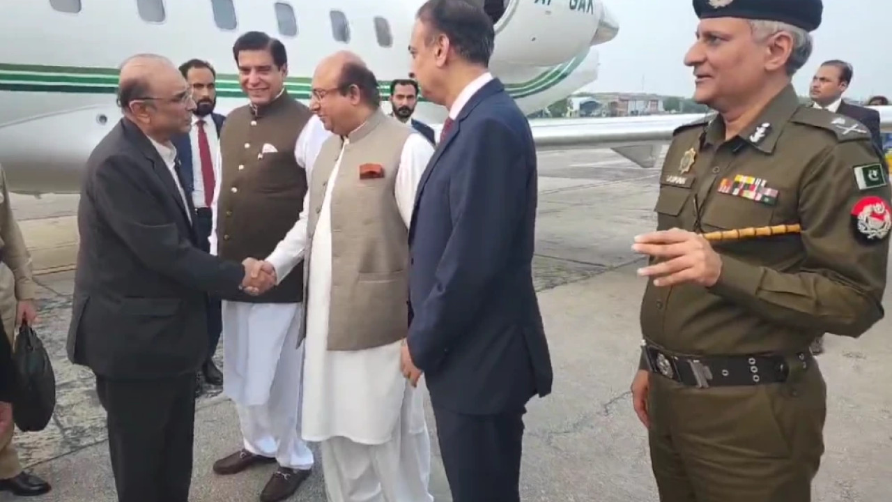 صدر مملکت آصف زرداری تین روزہ دورے کے بعد لاہور  پہنچ گئے