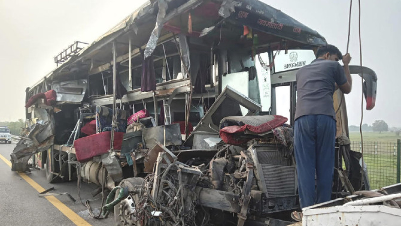 بھارت میں مسافر بس اور دودھ کے ٹینکر میں خوفناک تصادم، 18 افراد ہلاک