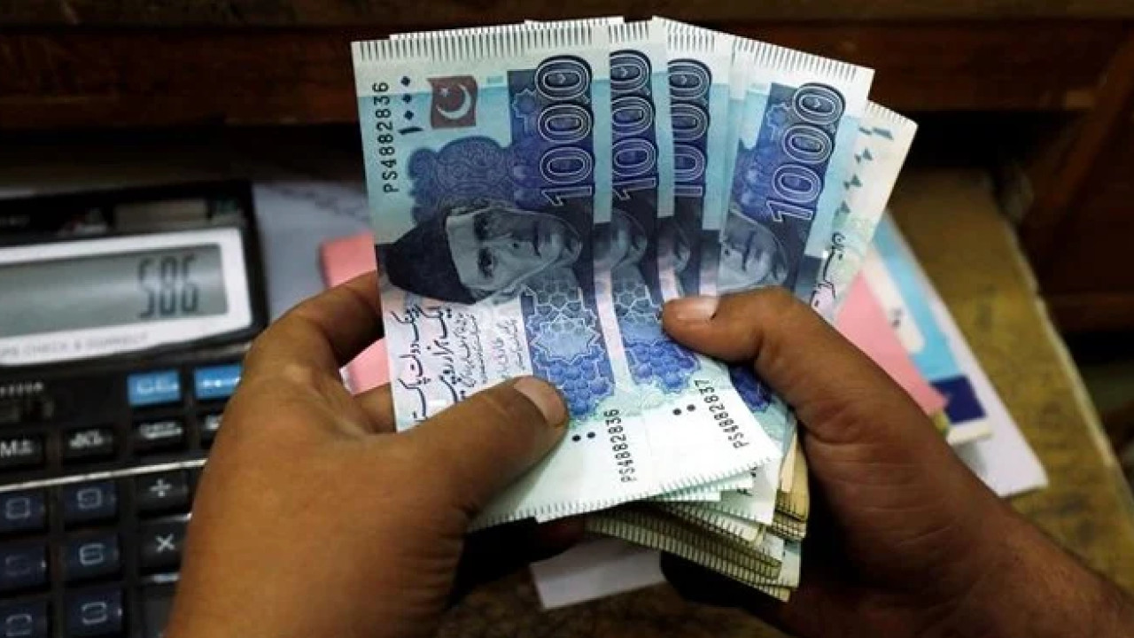 سرکاری ملازمین کی تنخواہوں میں 25 فیصد تک اضافہ، کم از کم اجرت 37 ہزار روپے مقرر