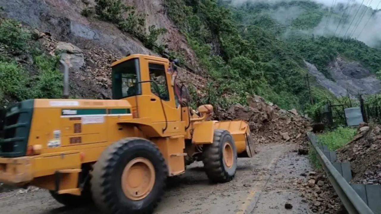 نیپال،مٹی کا تودہ ٹکرانے سے 2 بسیں دریامیں جا گریں، 66 افراد لاپتہ