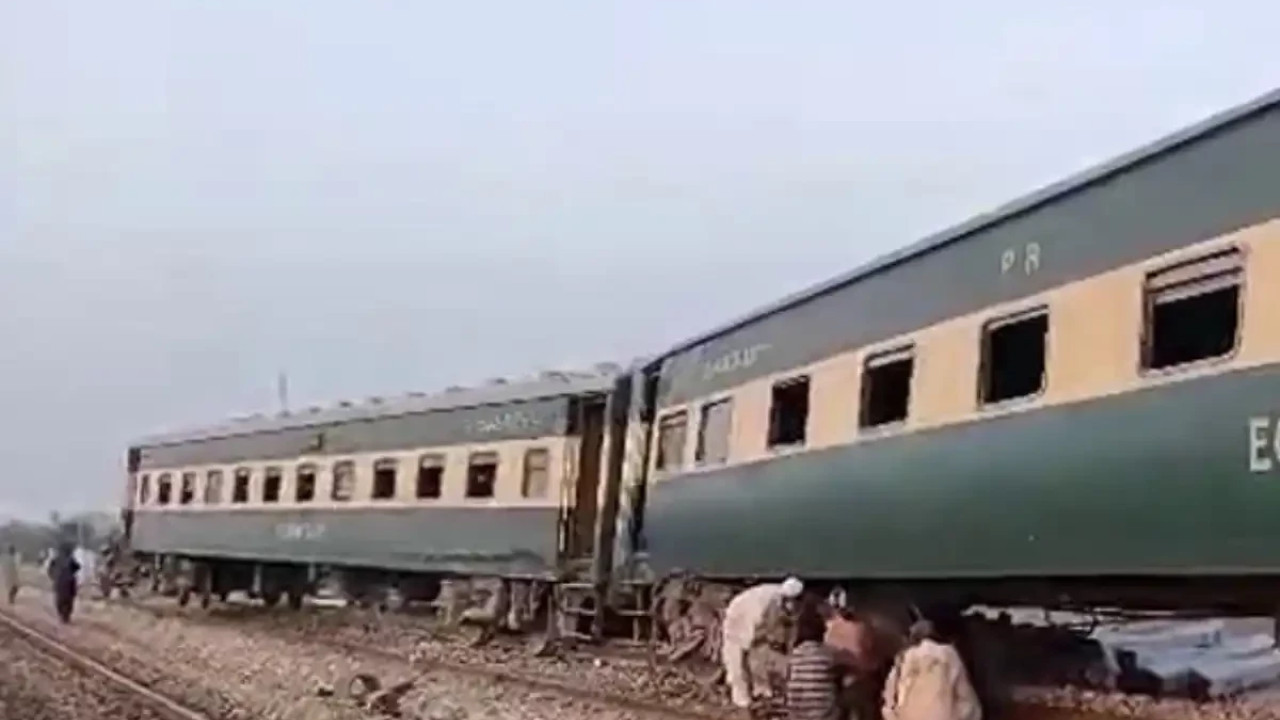 لاہور یارڈ میں ٹرین کی 2 بوگیاں ڈی ریل ہوگئیں