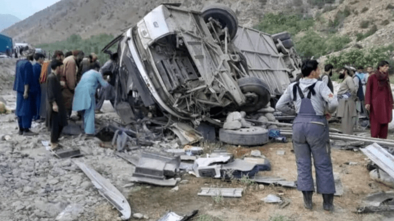 افغانستان میں خوفناک ٹریفک حادثہ، 17 افراد جاں بحق