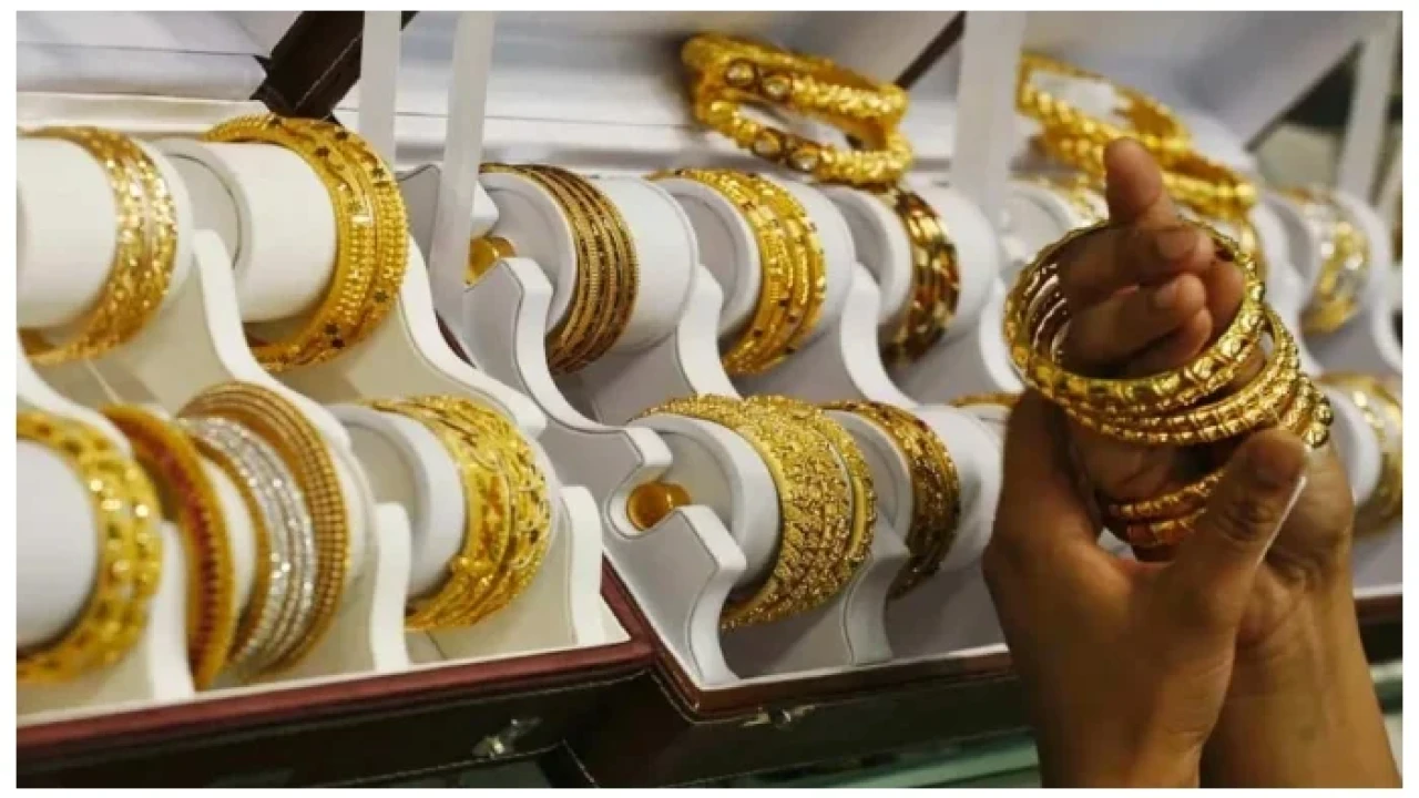 Gold price plummets by Rs3,000 per tola in Pakistan
