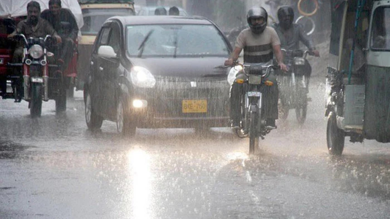 کراچی کے مختلف علاقوں میں بارش وقفے وقفے سے جاری ، موسم خوشگوار