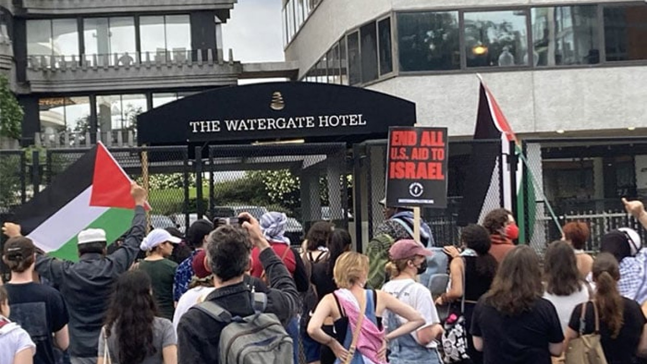 نیویارک میں اسرائیلی وزیراعظم  کے ہوٹل کے باہر  فلسطین کے حامی یہودیوں کا مظاہرہ