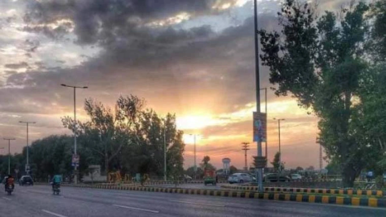 Cloudy, sunny weather in Lahore, rain also expected