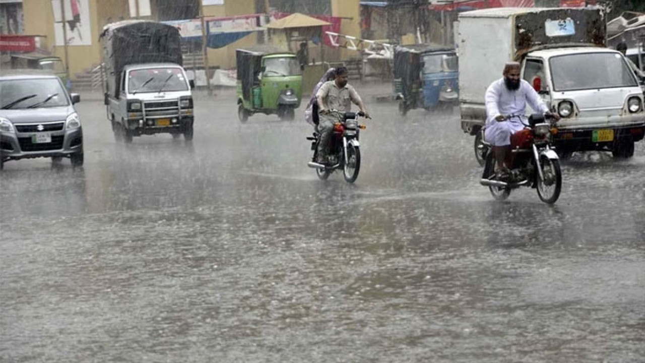 پنجاب کے مختلف شہروں میں موسلادھار بارش، بجلی معطل