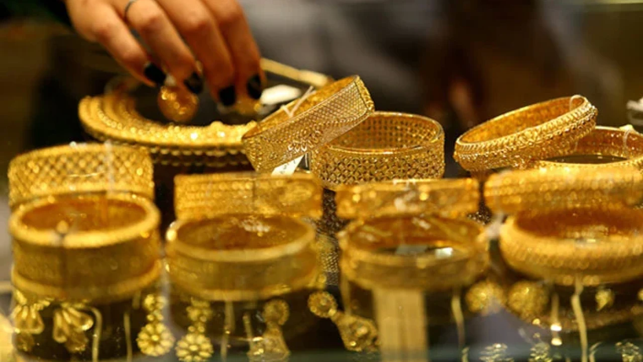 Gold price high by Rs1,000 per tola in Pakistan